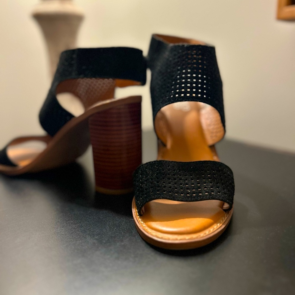 BLOCK HEEL SANDAL